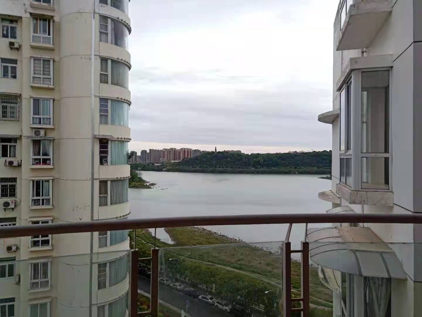 绵阳三汇绿岛，6室3厅3卫，233.00㎡，普装，售价184万 绵阳二手房
