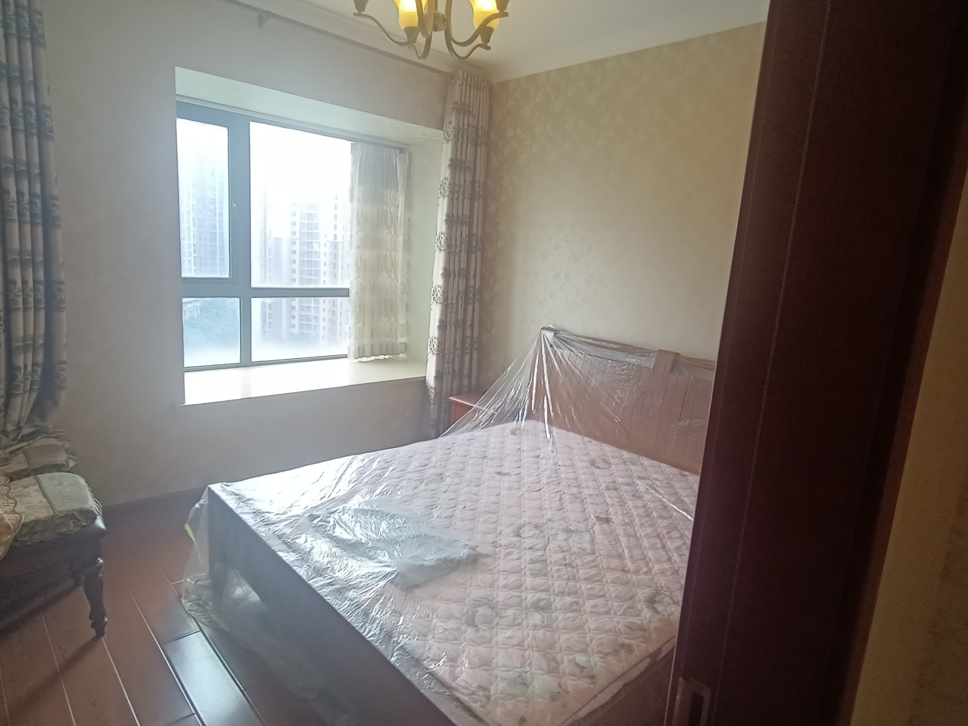 绵阳奥林春天.电梯入户.精装顶跃带露台.客厅挑高6米.190万带车位可谈. 绵阳二手房
