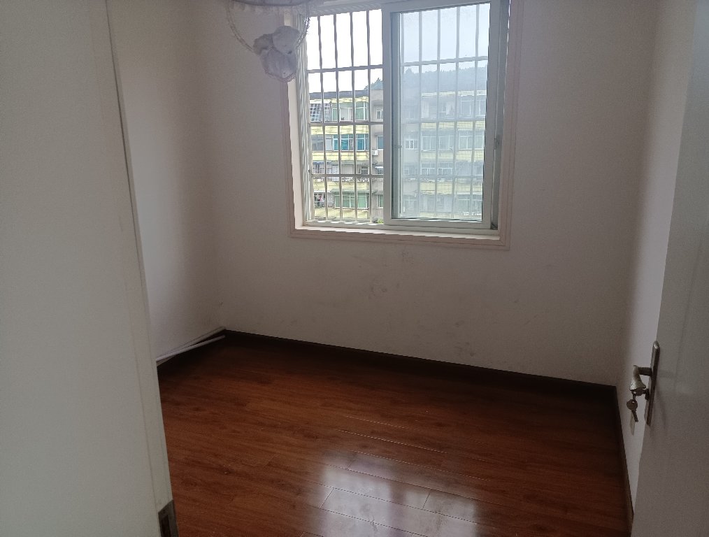 绵阳亚川水岸枫景，4室2厅2卫，150.00㎡，简装，租金500.00元/月 绵阳租房