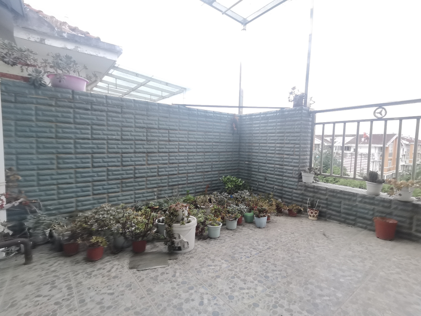 绵阳单价5X多.江岸山景.顶跃带屋顶花园.精装修.直接可以入住. 绵阳二手房