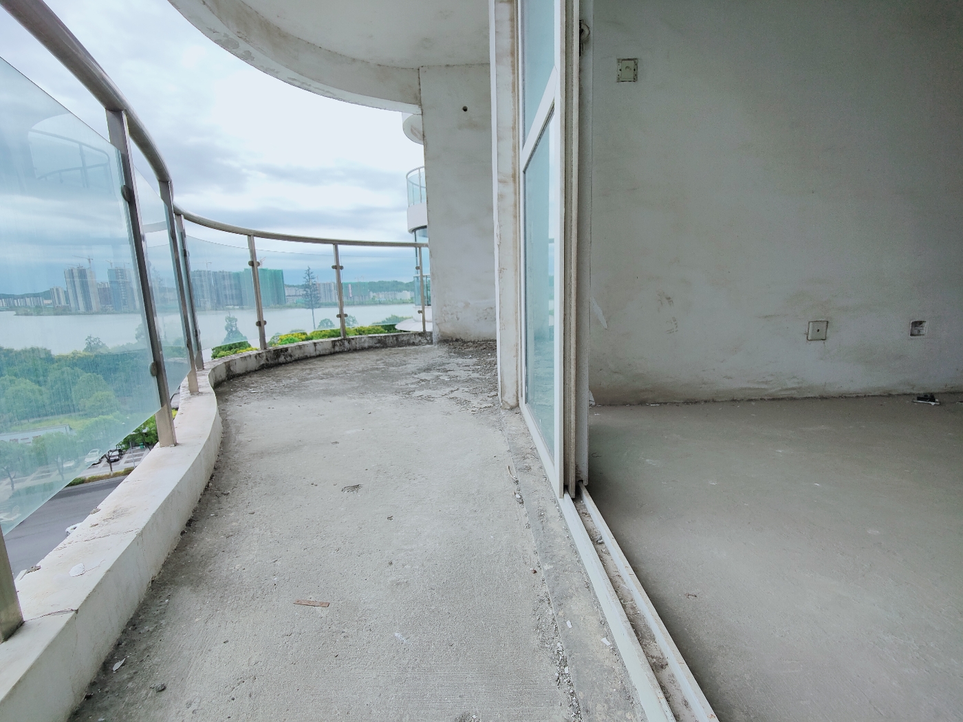 绵阳南湖汽车站片区 鸿越瑞櫊四房137万 绵阳二手房