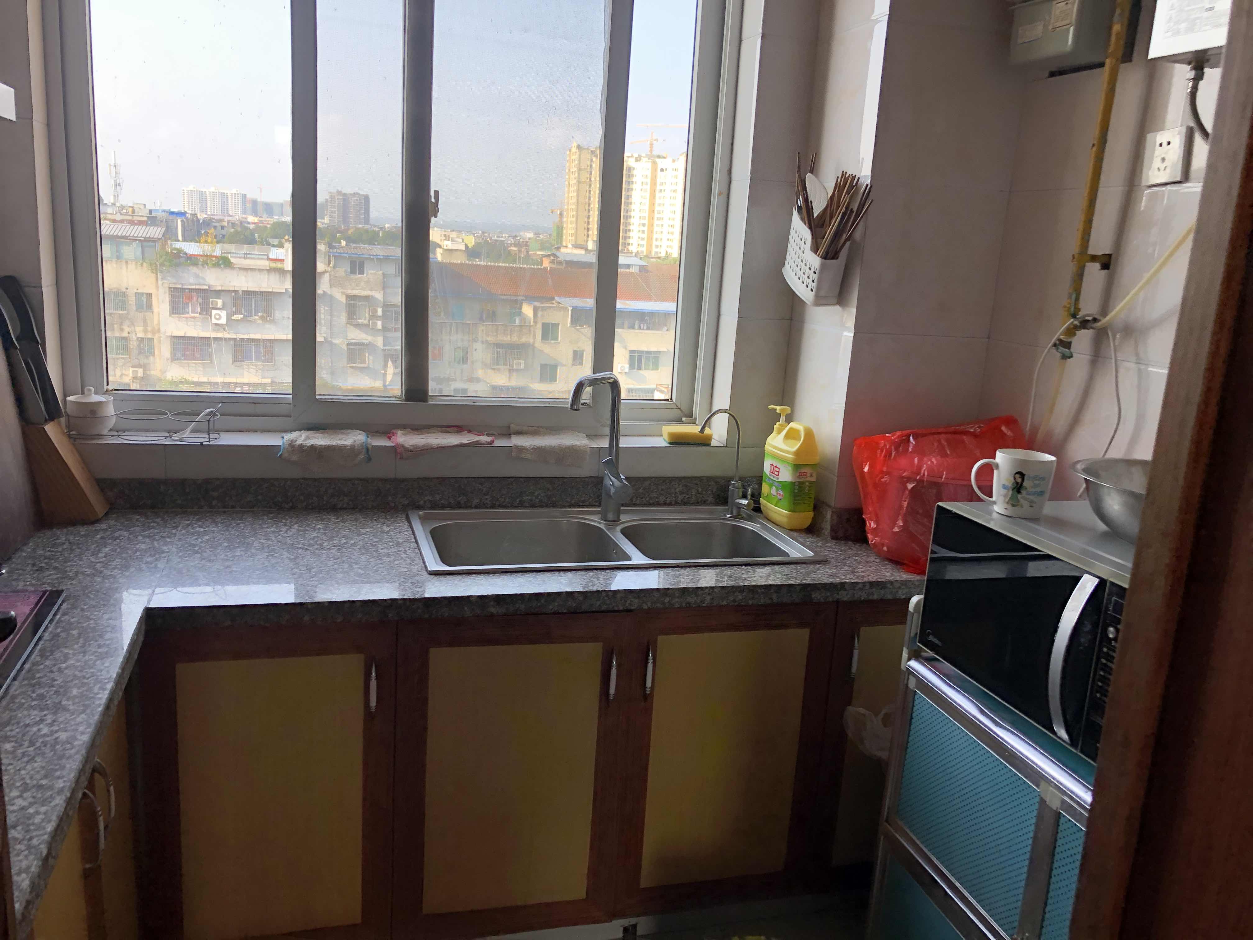绵阳紫郡阳光A区，4室2厅2卫，83.00㎡，简装，租金12000.00元/年 绵阳租房