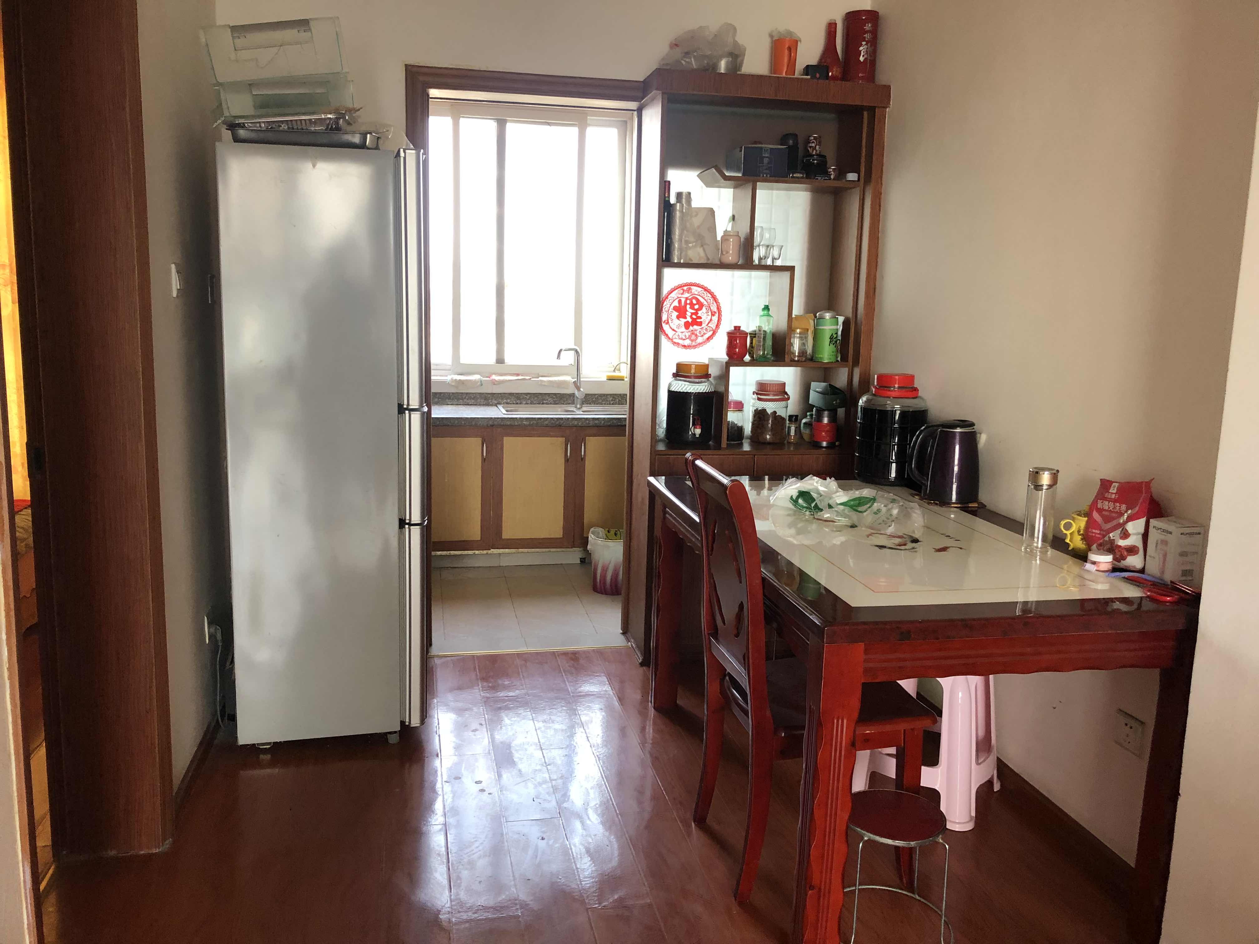 绵阳紫郡阳光A区，4室2厅2卫，83.00㎡，简装，租金12000.00元/年 绵阳租房