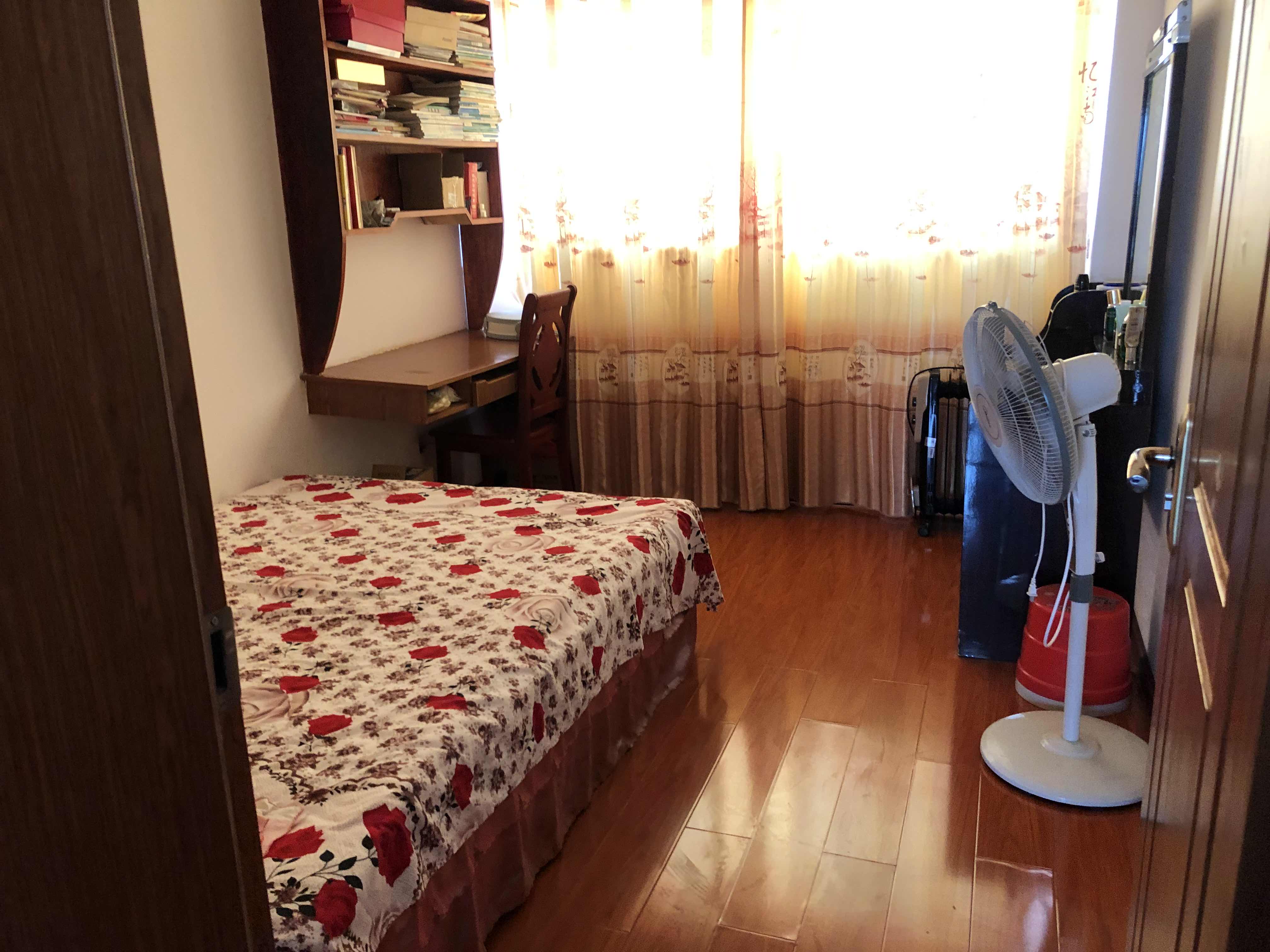 绵阳紫郡阳光A区，4室2厅2卫，83.00㎡，简装，租金12000.00元/年 绵阳租房