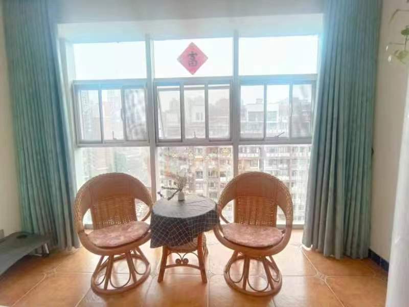 绵阳带花园平台.豪装套四.朝东南.三连跃.稀缺户型.165万. 绵阳二手房