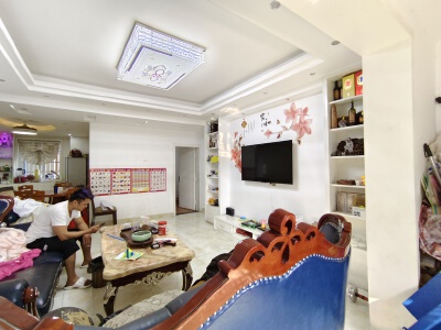 万达旁  金楠天街拎包入住  中层小区配套环境好