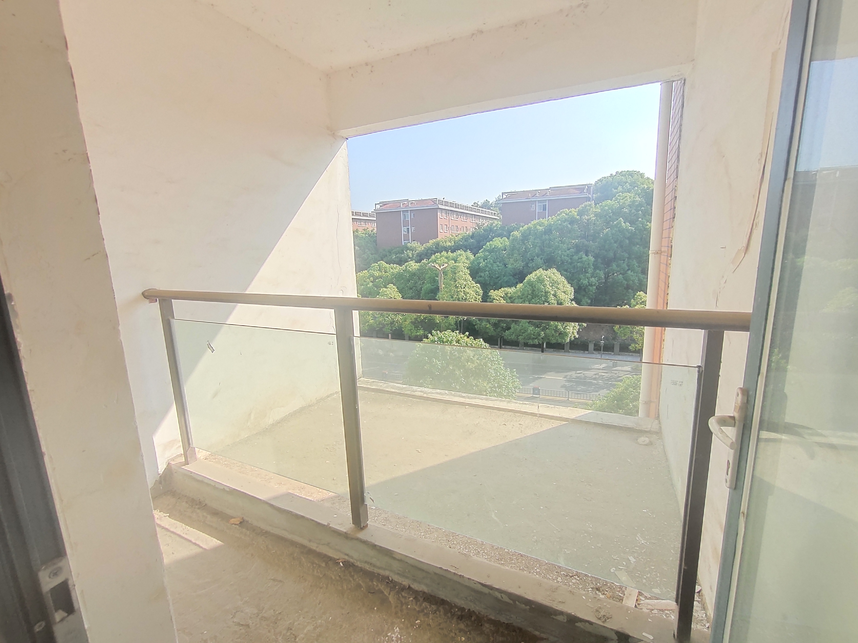 绵阳顶跃带露台花园 .视野开阔.任意装修布局 绵阳二手房