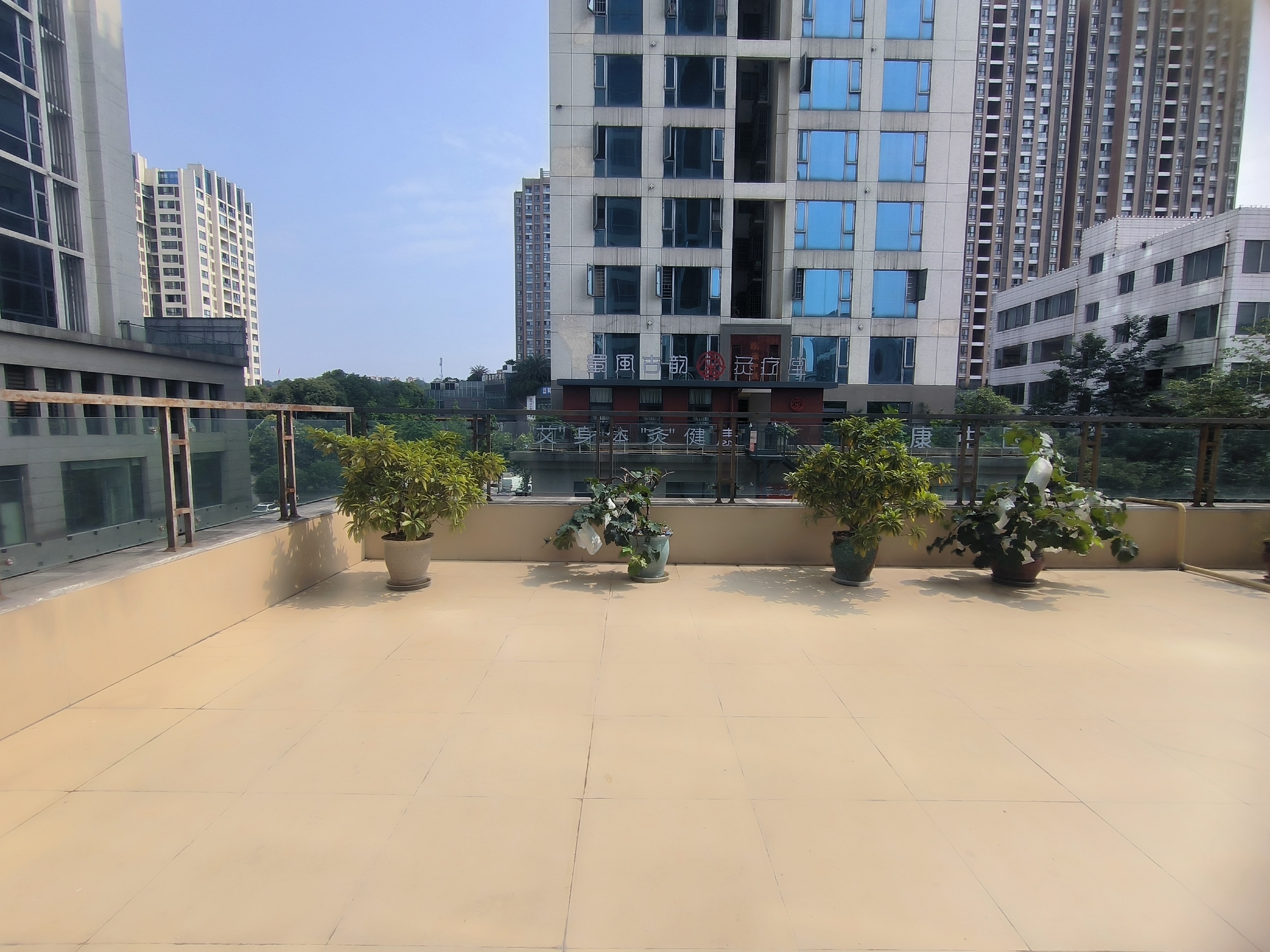绵阳东方国际.带露台花园.大两室.此房价格好谈急售. 绵阳二手房