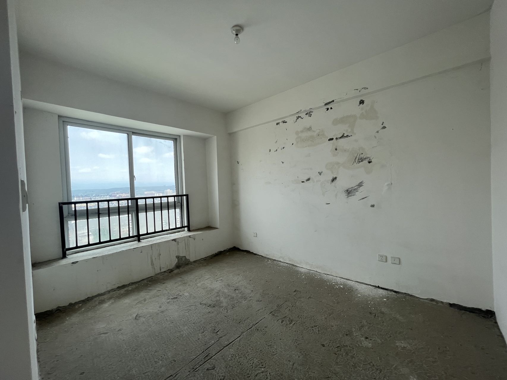 绵阳花城广场，5室2厅3卫，181.2㎡，毛坯，售价85万 绵阳二手房