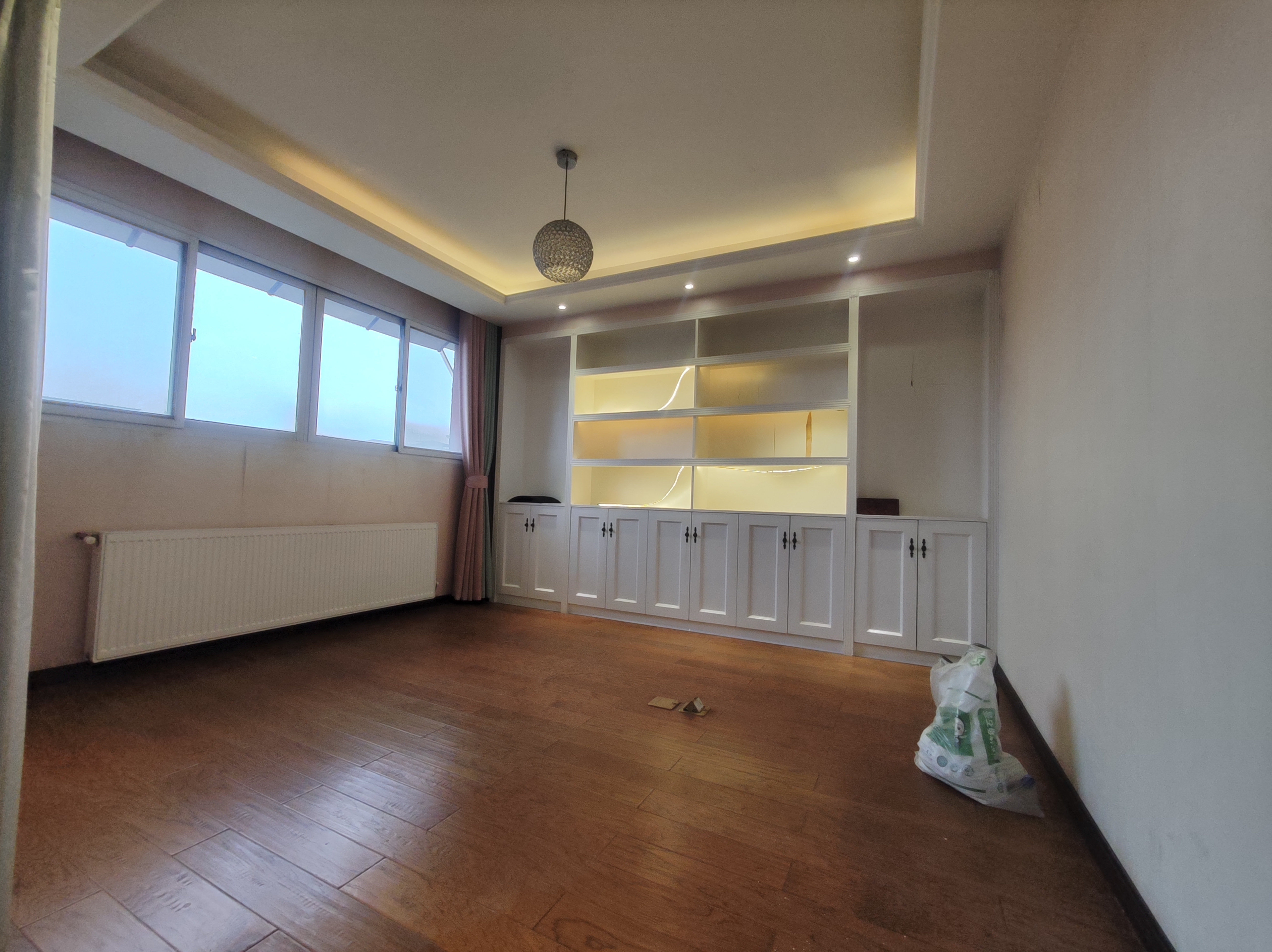 绵阳东辰对面.电梯洋房.精装修.5室.带露台花园.性价比高. 绵阳二手房