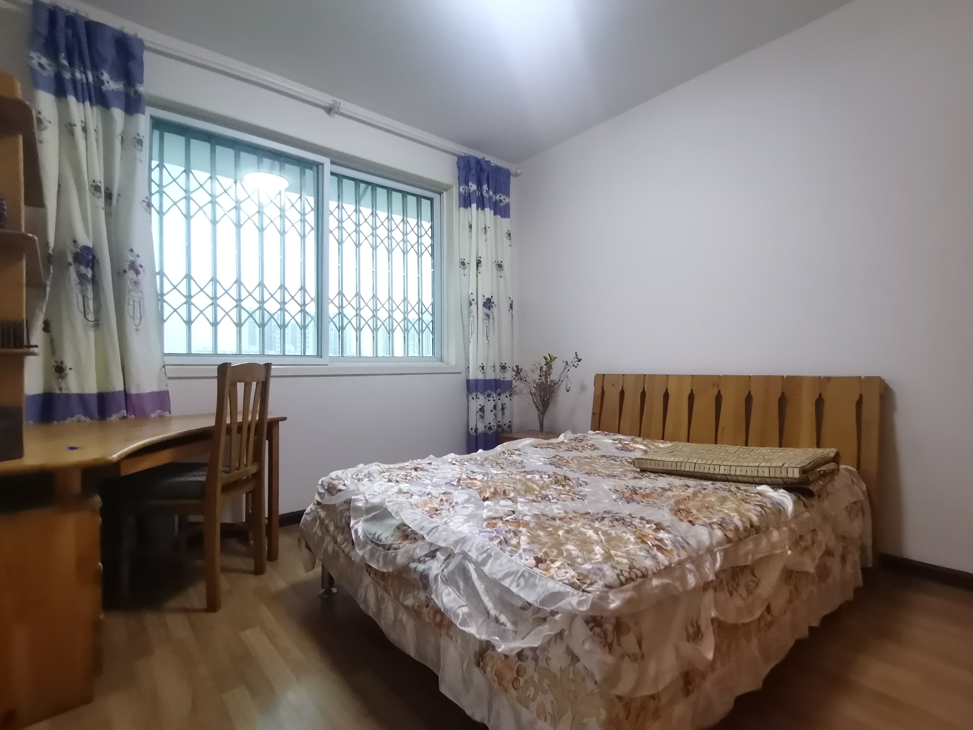 绵阳人工湖旁.虹色景苑.顶跃带屋顶花园及双露台.72万.可谈 绵阳二手房