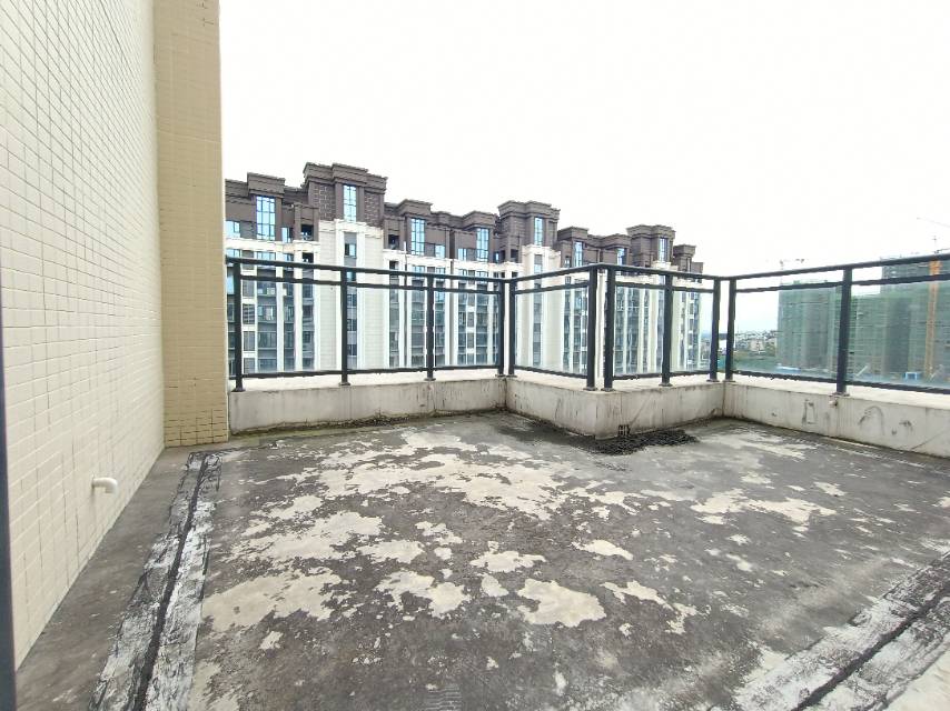 绵阳园艺山.倍特香槟华府.清水顶跃.带双露台.280万.价格可谈.带车位. 绵阳二手房