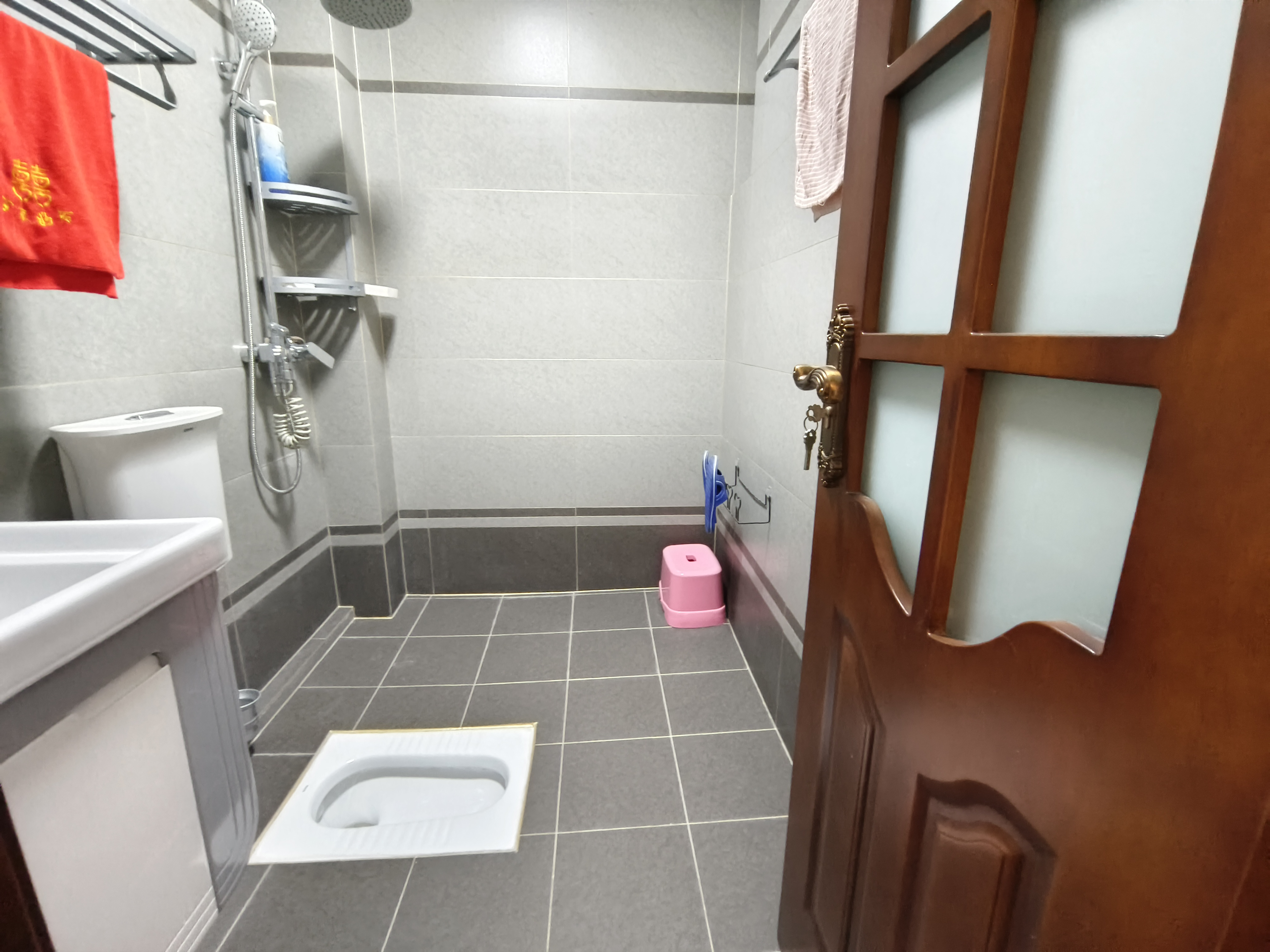 绵阳全新三连跃花园房  40万装修 全屋品牌家具家电 格力中央空调 就住了三个月 商圈配套成熟 绵阳二手房