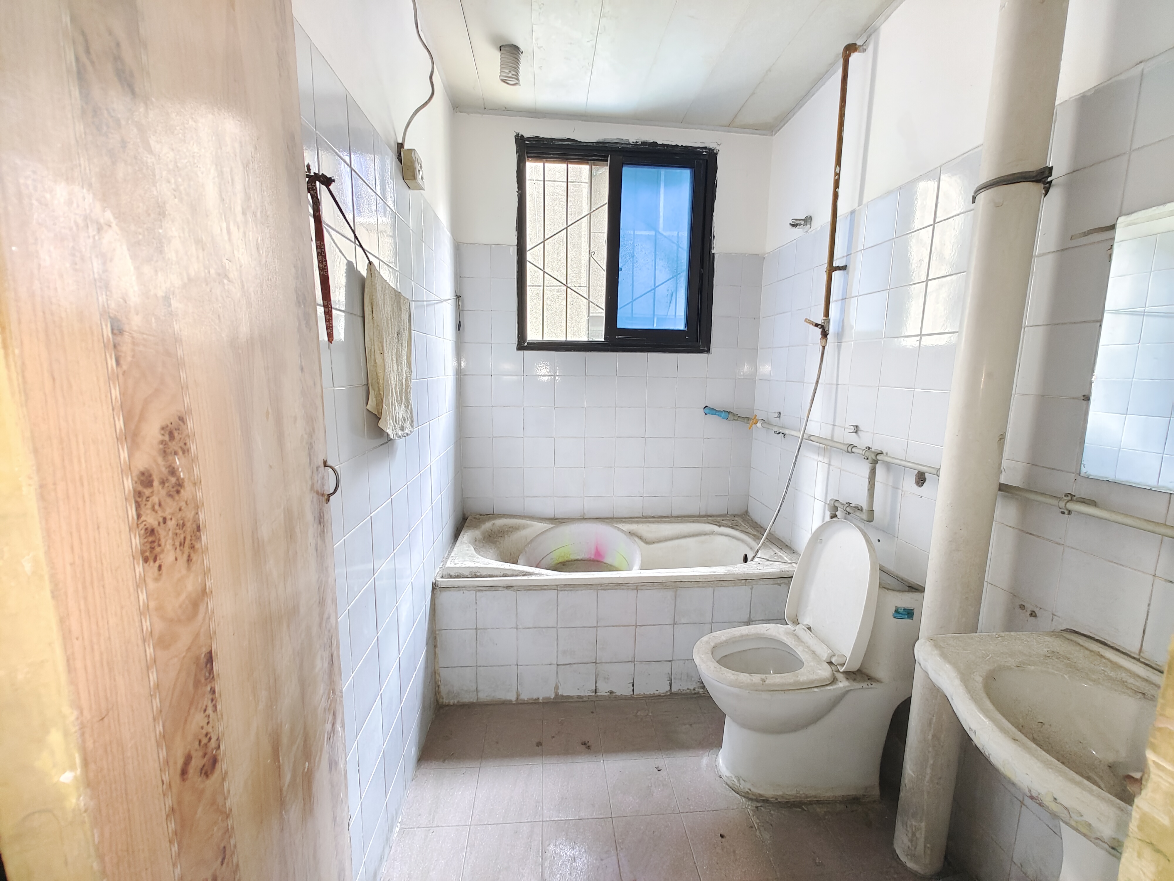 绵阳兴塘小区，3室2厅2卫，114㎡，简装，售价32.00万 绵阳二手房