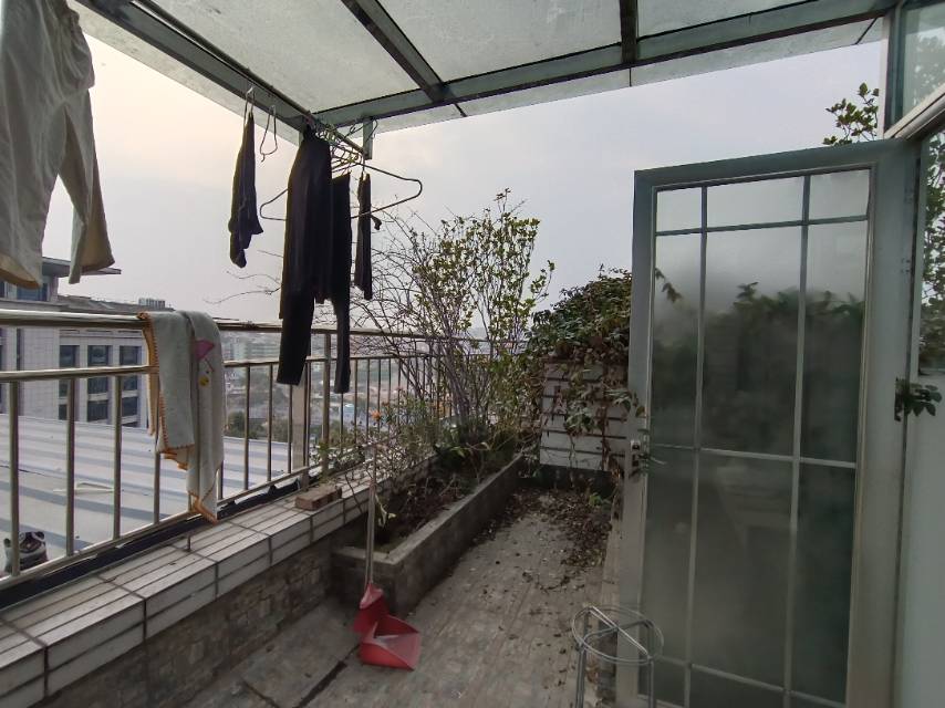 绵阳电梯洋房.精装三联跃.带露台花园.直接入住.房子保护很新. 绵阳二手房