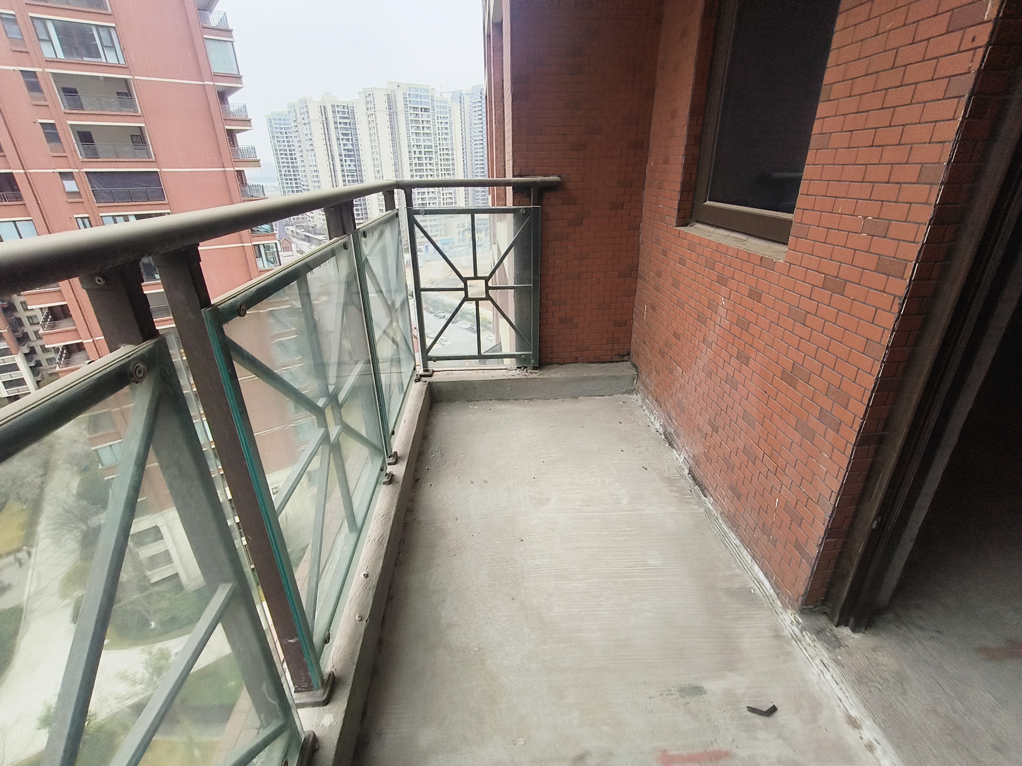 绵阳临江临公园   出改善4房幻变5房  超大观景阳台  证件在手  中间楼层 绵阳二手房