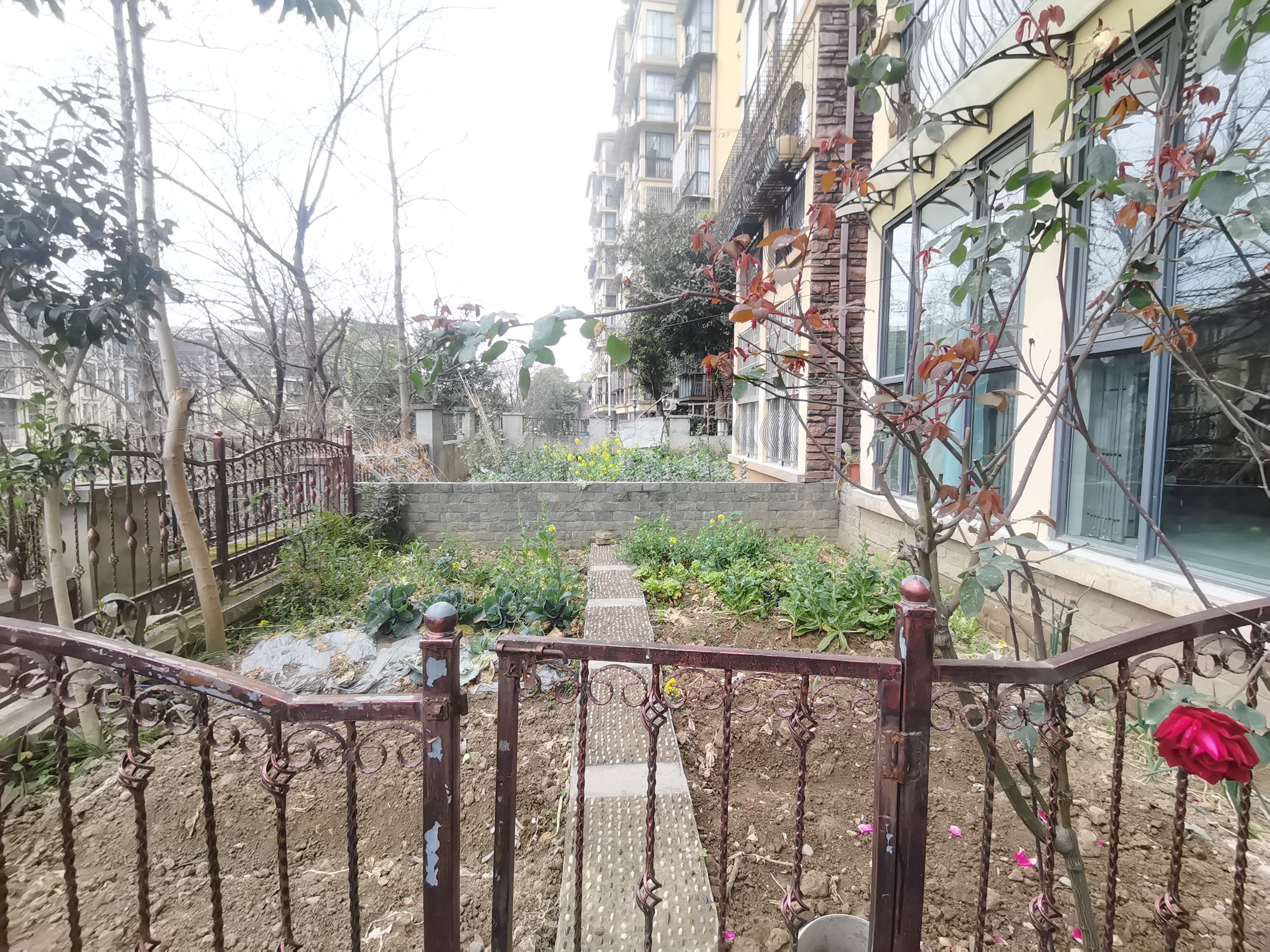 绵阳半山南湾二期.带100平私家花园.精装三房双卫.朝南.直接入住 绵阳二手房