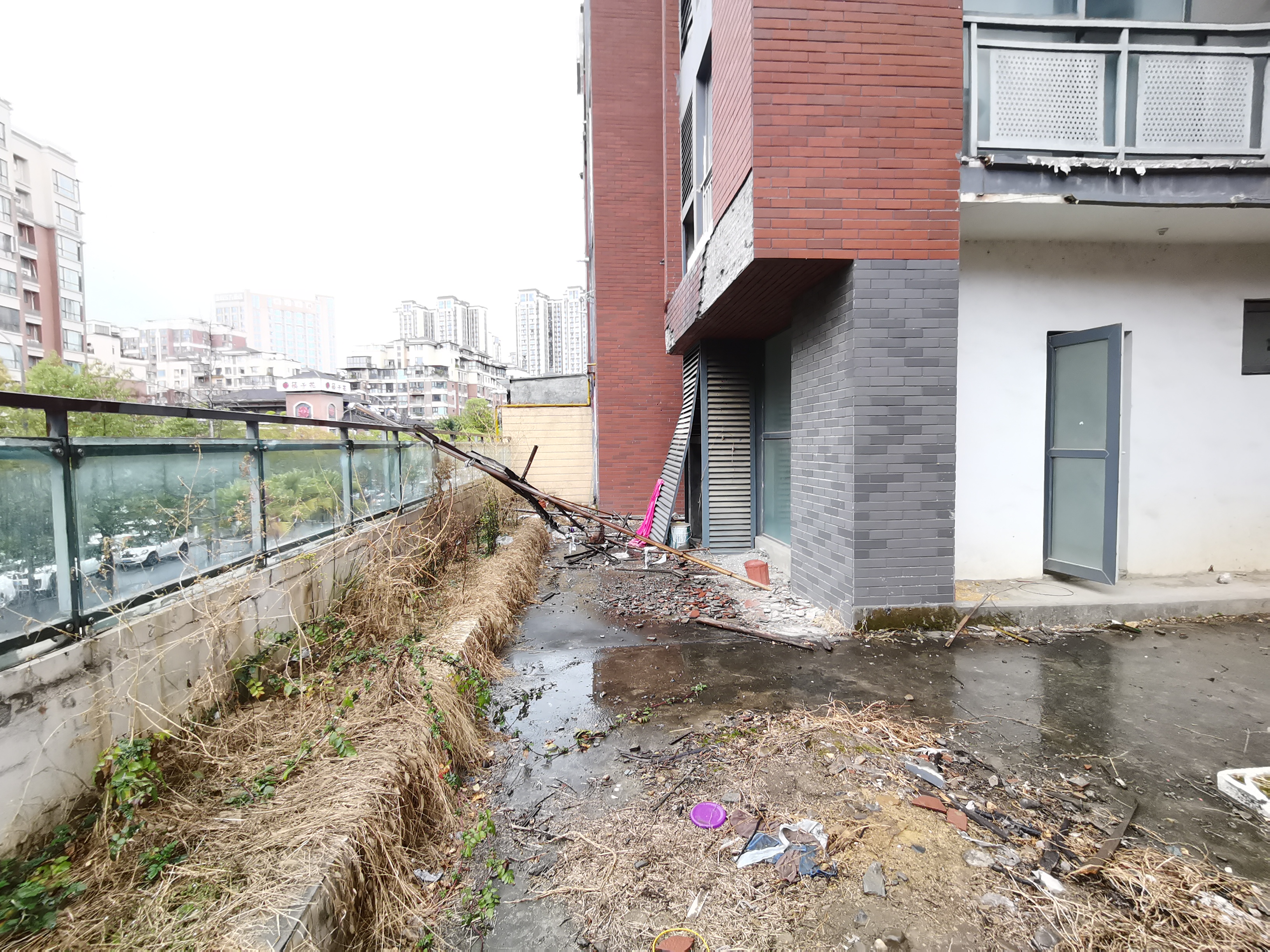 绵阳卓信龙岭.带上下花园+大平台.跃层房.清水套四.任意装修布局. 绵阳二手房