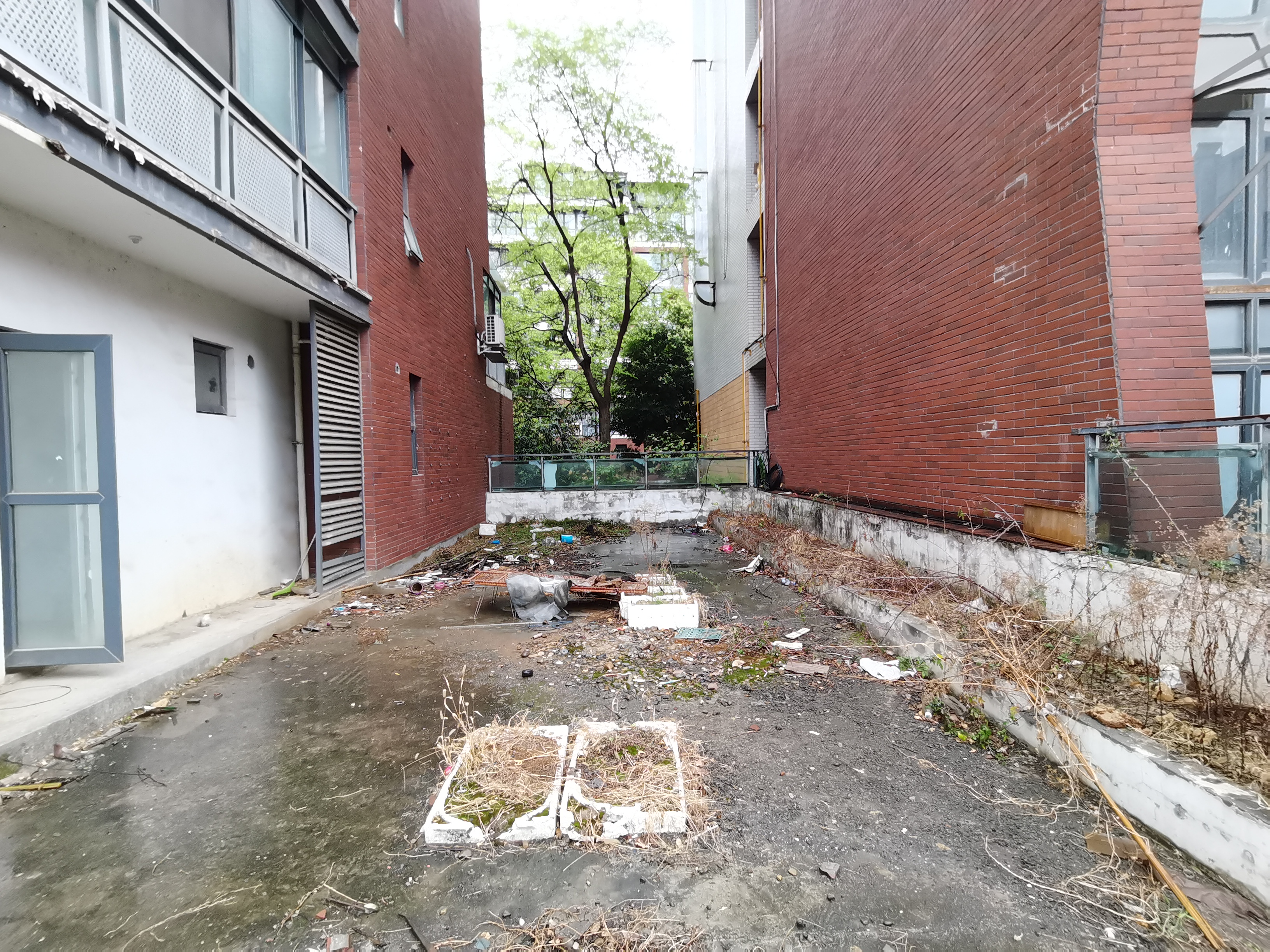 绵阳卓信龙岭.带上下花园+大平台.跃层房.清水套四.任意装修布局. 绵阳二手房
