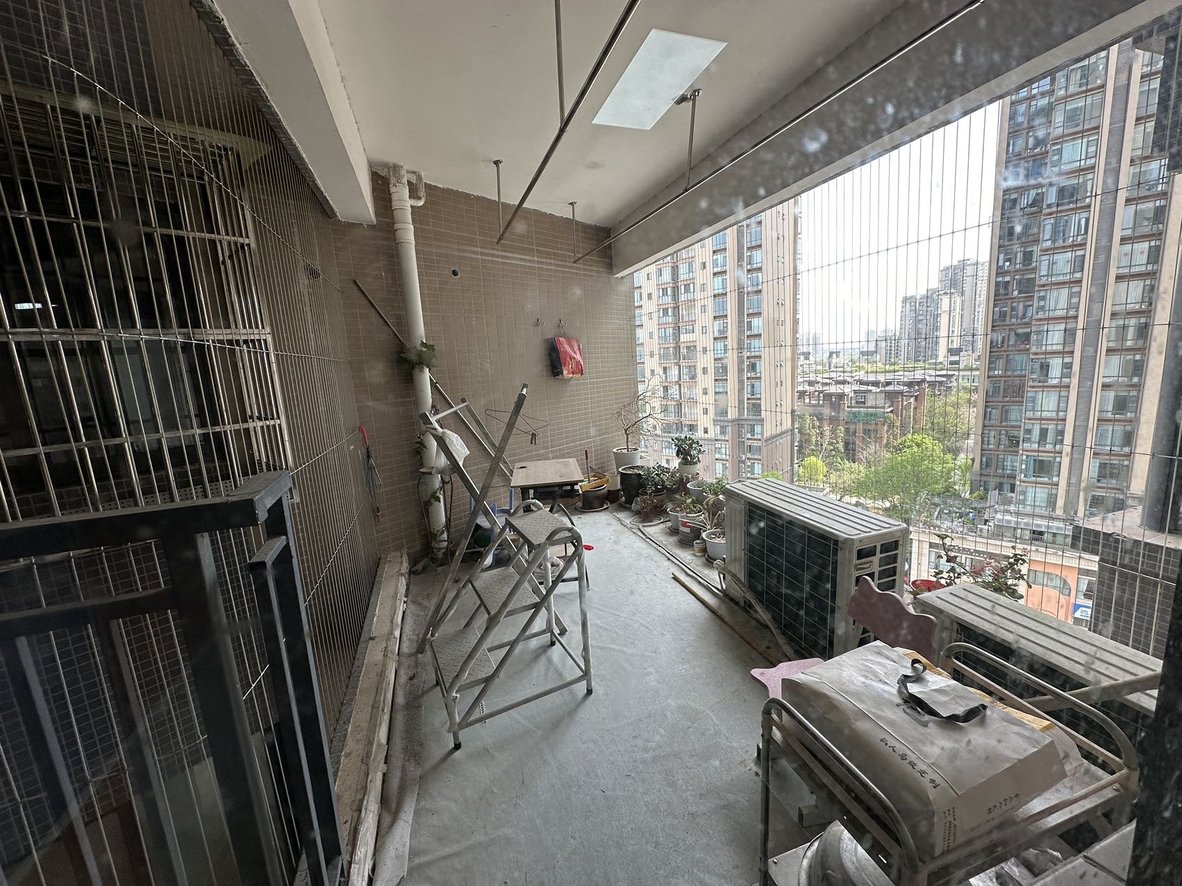 绵阳树高三江澜亭B区，3室2厅2卫，130.77㎡，精装，租金2300.00元/月 绵阳租房
