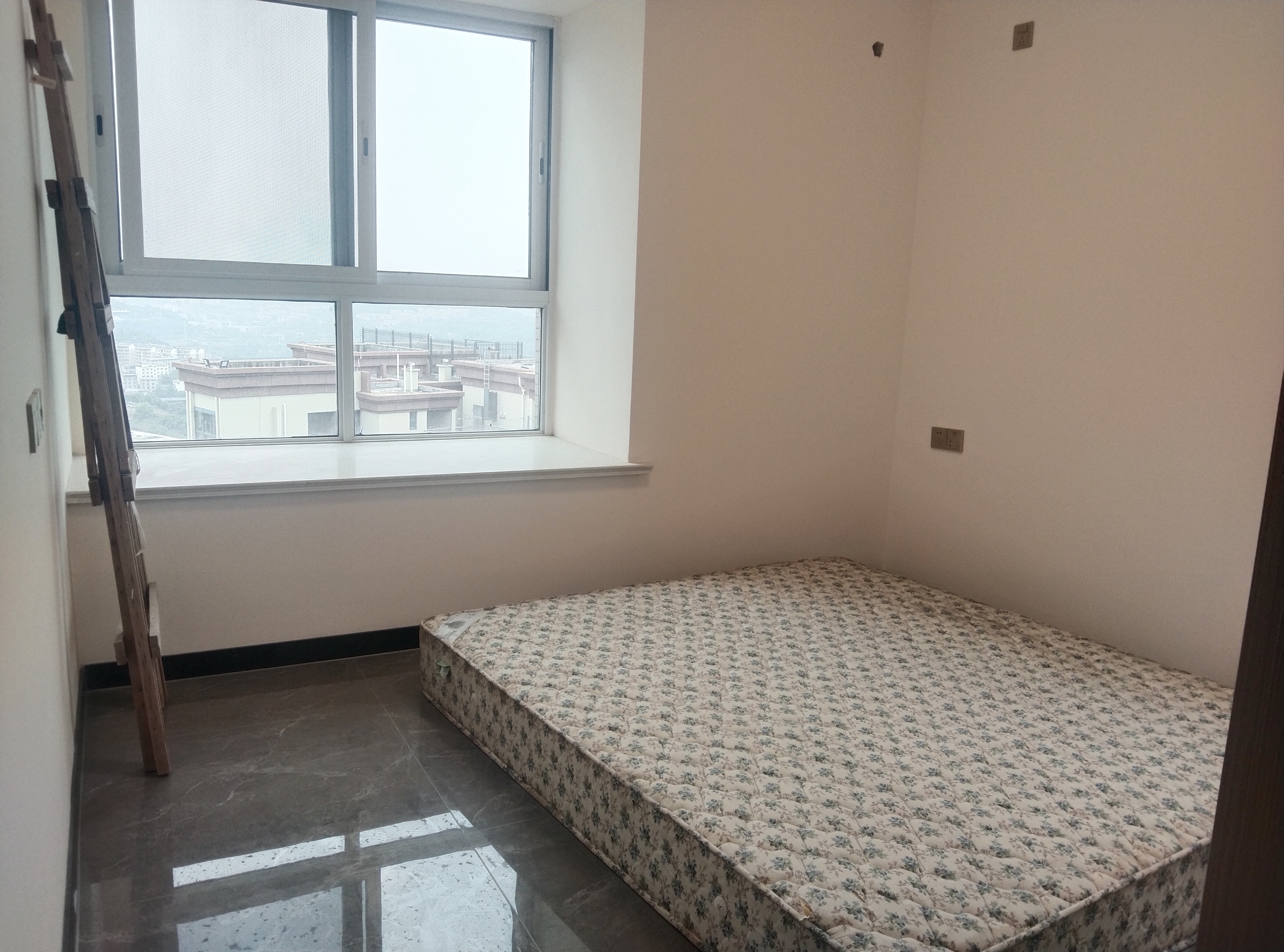 绵阳人工湖旁.20年新小区.顶跃带露台花园.精装5室.清水的价格 绵阳二手房