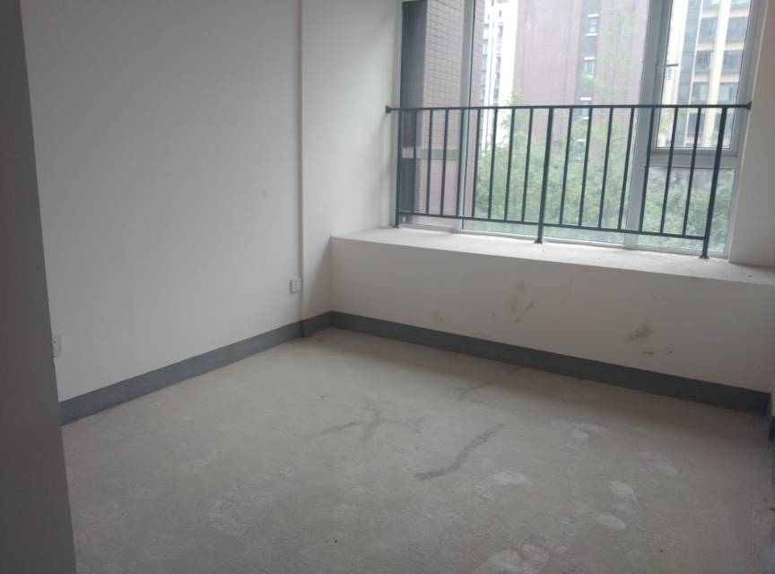 绵阳倍特香槟华府一期，4室2厅2卫，143.00㎡，毛坯，售价125万 绵阳二手房