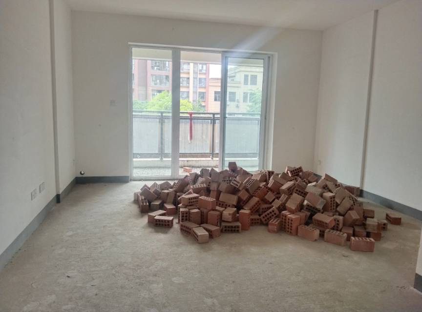 绵阳倍特香槟华府一期，4室2厅2卫，143.00㎡，毛坯，售价125万 绵阳二手房