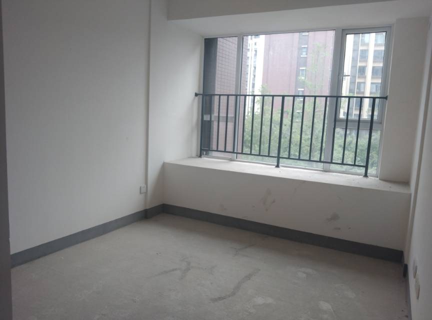绵阳倍特香槟华府一期，4室2厅2卫，143.00㎡，毛坯，售价125万 绵阳二手房