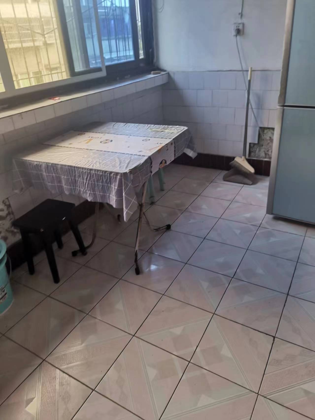 绵阳756家属区，2室2厅1卫，60㎡，普装，租金1000元/月 绵阳租房