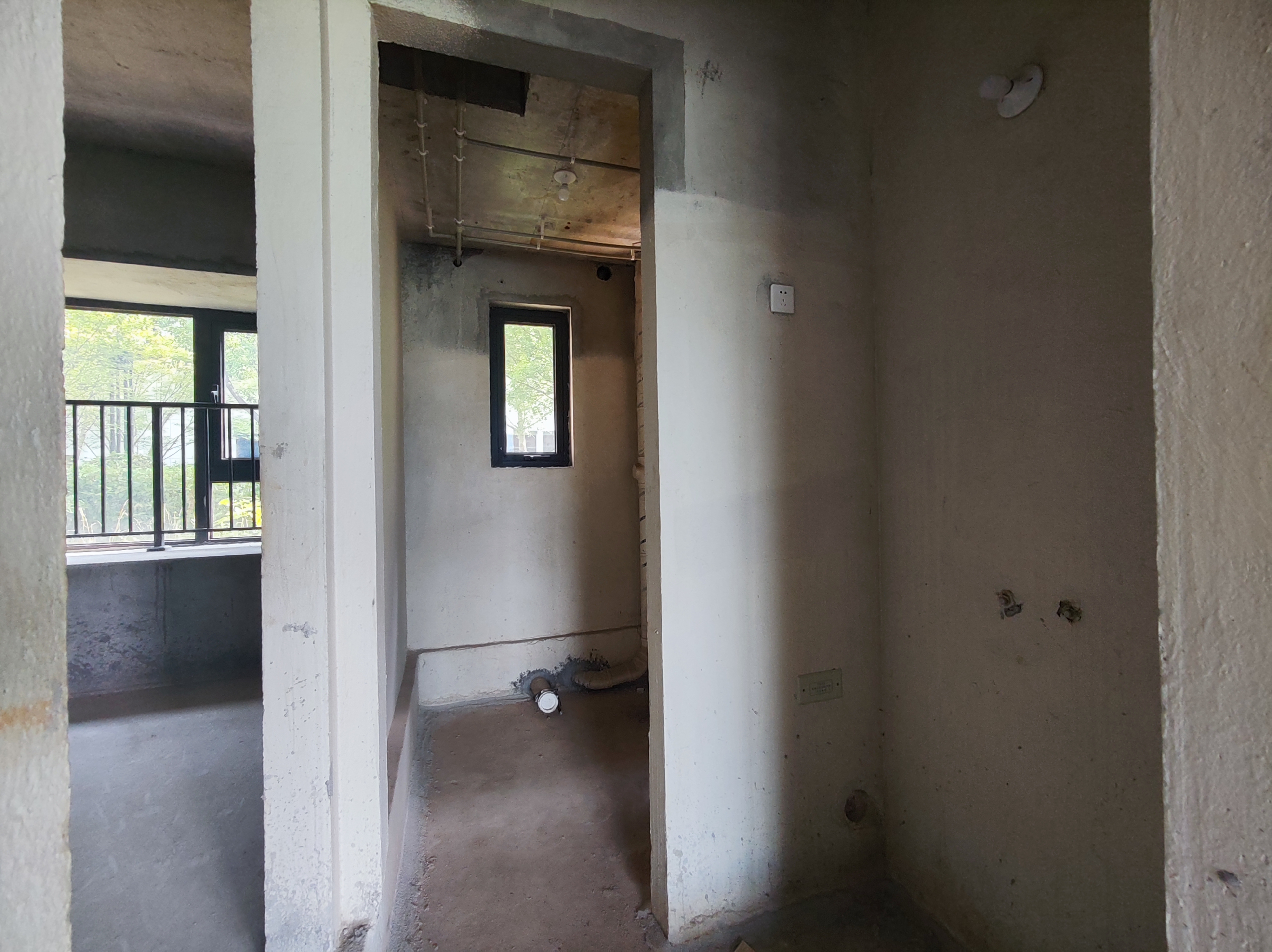 绵阳一楼带花园，4室2厅2卫，129.00㎡，毛坯，售价83.5万 绵阳二手房