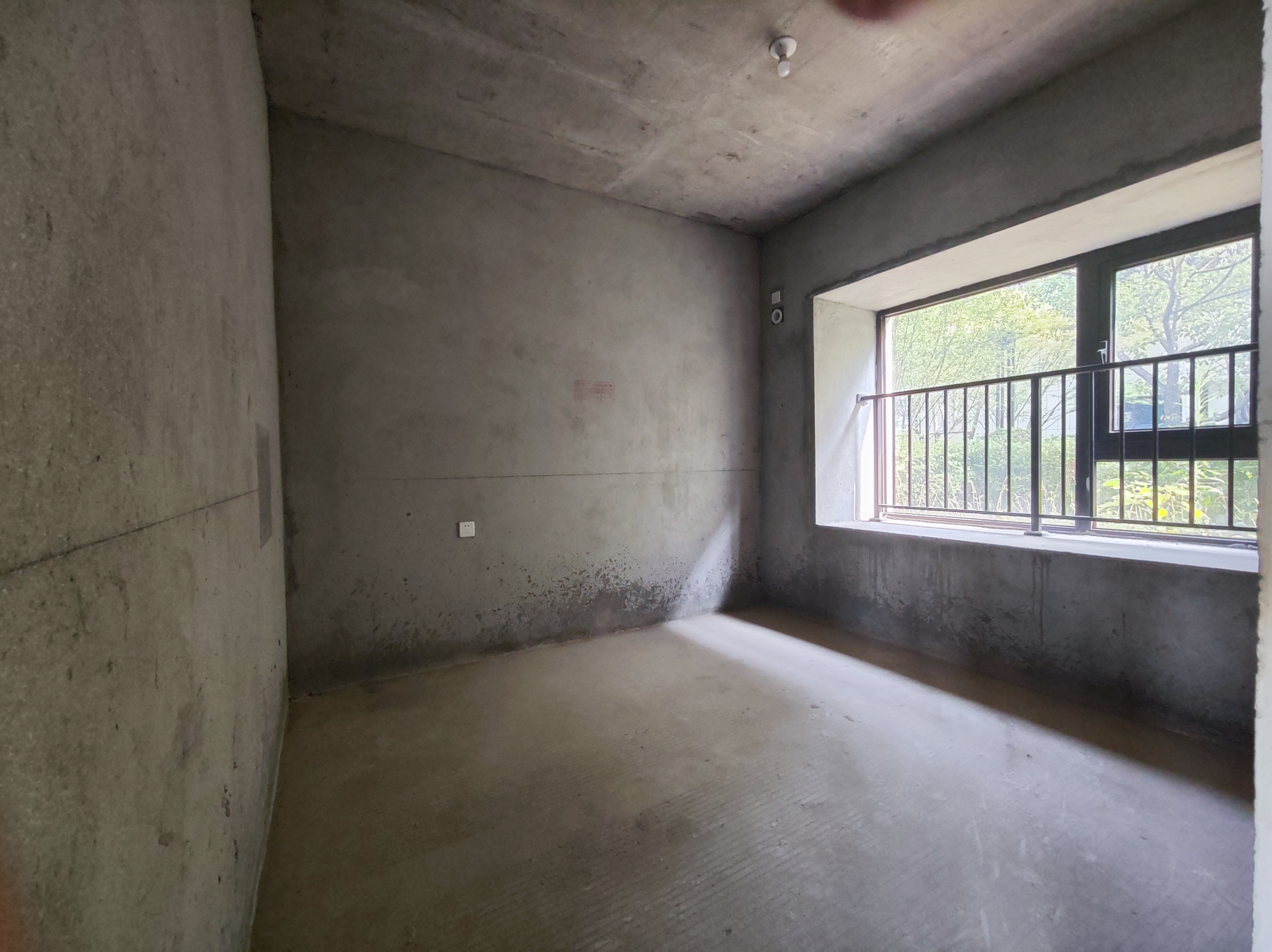 绵阳一楼带花园，4室2厅2卫，129.00㎡，毛坯，售价83.5万 绵阳二手房
