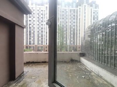 英才学区房.电梯小高层.带转角露台.标准清水套四.南北通透户型
