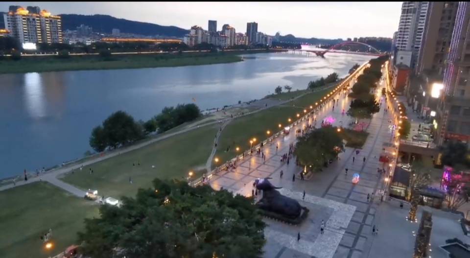 绵阳星空露营 4个露台两个大花园 涪江江景跃层 铁牛广场 距离人民公园 茂业梅西百货仅几百米 绵阳二手房