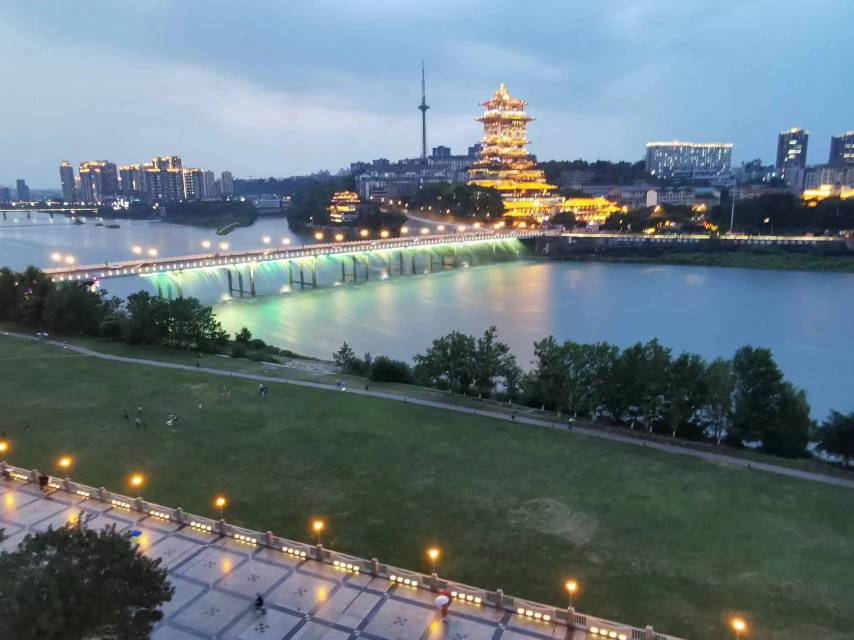 绵阳星空露营 4个露台两个大花园 涪江江景跃层 铁牛广场 距离人民公园 茂业梅西百货仅几百米 绵阳二手房