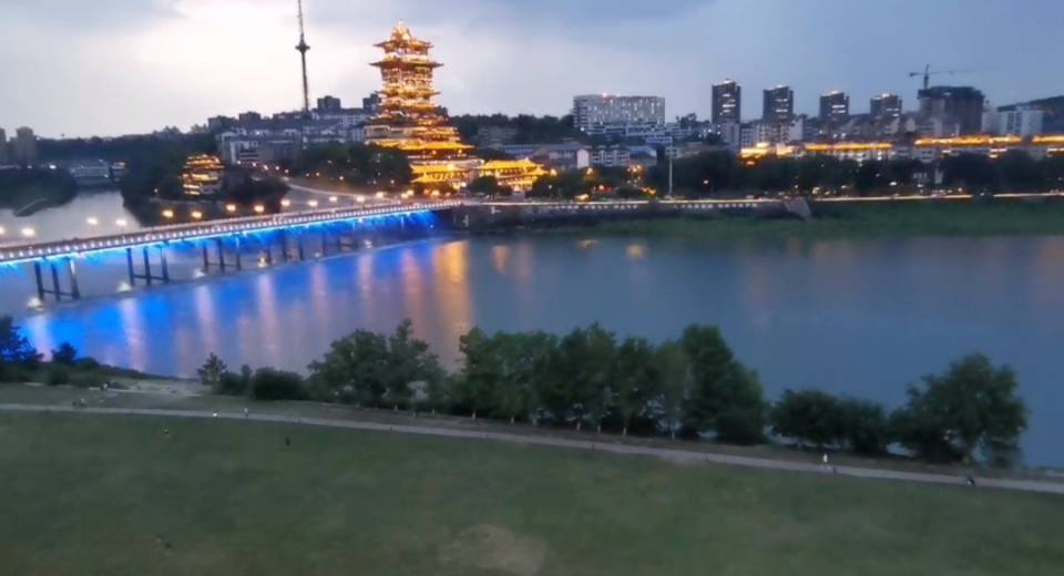 绵阳星空露营 4个露台两个大花园 涪江江景跃层 铁牛广场 距离人民公园 茂业梅西百货仅几百米 绵阳二手房