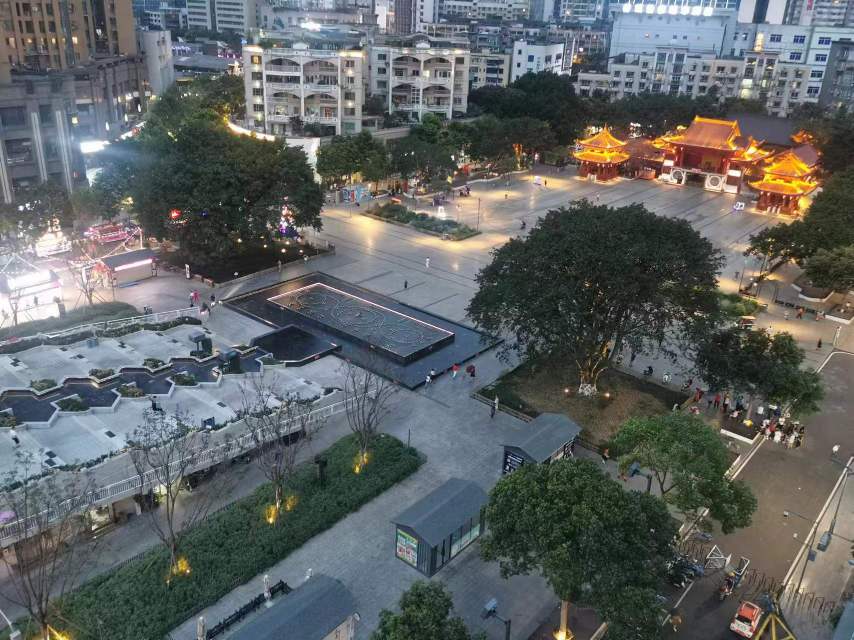 绵阳星空露营 4个露台两个大花园 涪江江景跃层 铁牛广场 距离人民公园 茂业梅西百货仅几百米 绵阳二手房