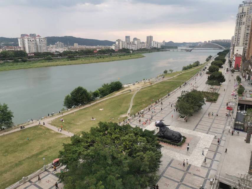 绵阳星空露营 4个露台两个大花园 涪江江景跃层 铁牛广场 距离人民公园 茂业梅西百货仅几百米 绵阳二手房