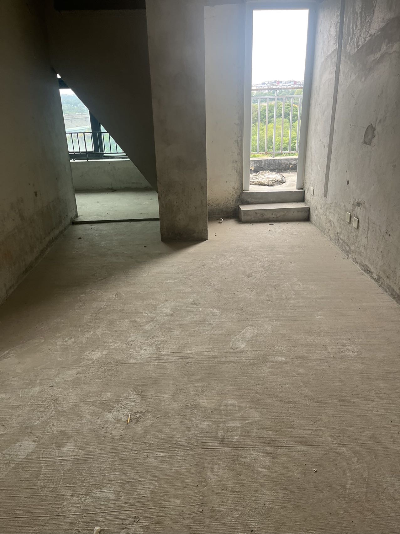 绵阳三汇英郡，5室2厅2卫，95.5㎡，毛坯，售价169万 绵阳二手房