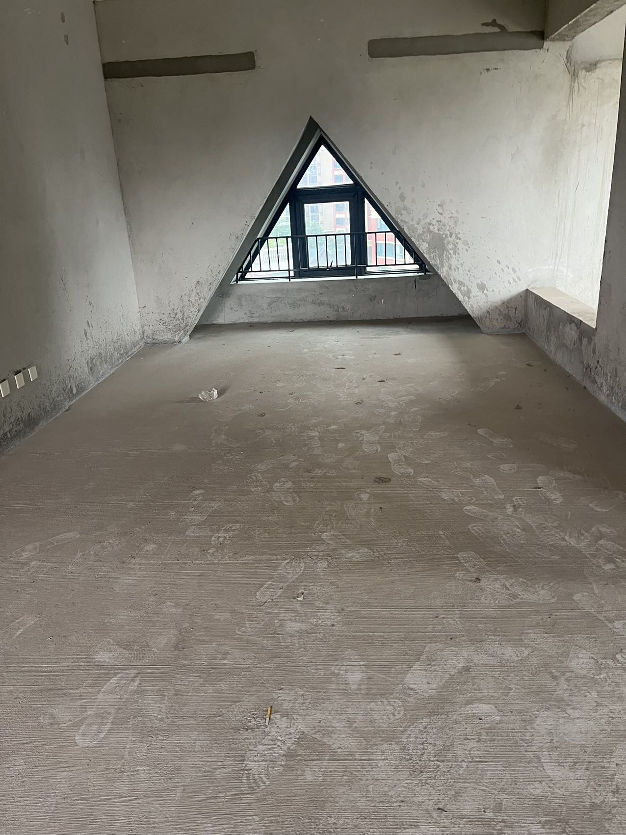 绵阳三汇英郡，5室2厅2卫，95.5㎡，毛坯，售价169万 绵阳二手房
