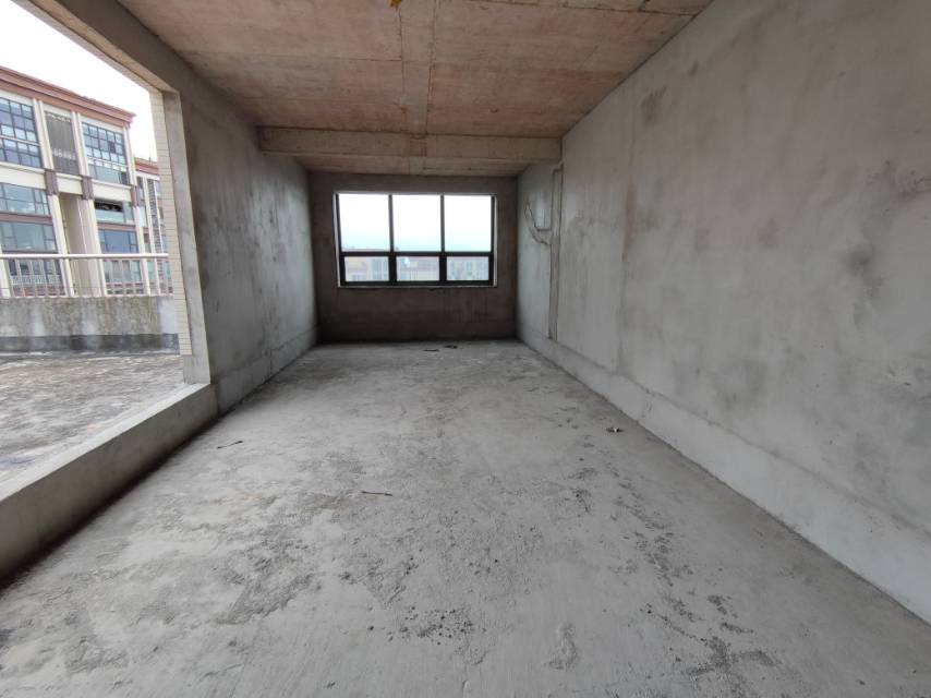 绵阳人工湖旁.顶跃带露台花园.清水5室.三连跃.有车位.视野开阔 绵阳二手房