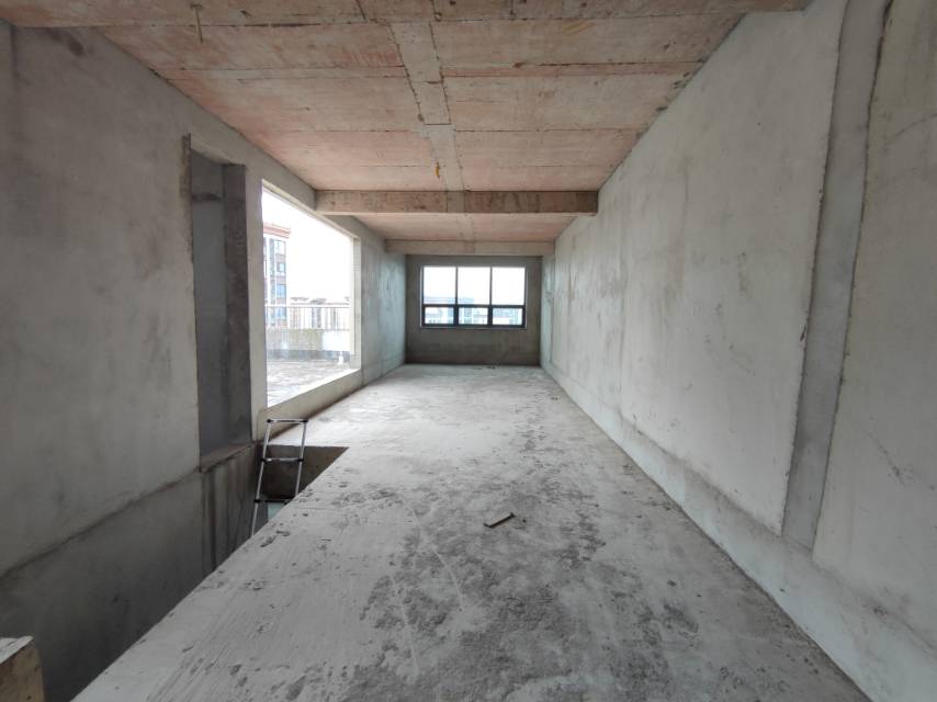 绵阳人工湖旁.顶跃带露台花园.清水5室.三连跃.有车位.视野开阔 绵阳二手房