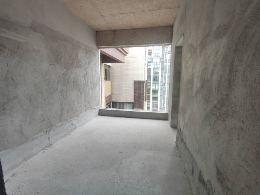 绵阳人工湖旁.顶跃带露台花园.清水5室.三连跃.有车位.视野开阔 绵阳二手房