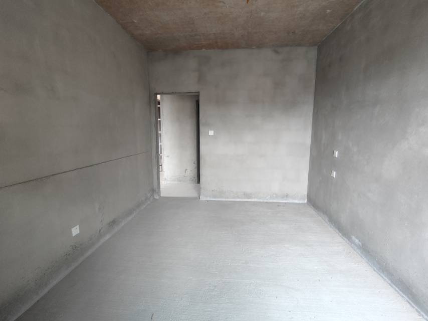绵阳人工湖旁.顶跃带露台花园.清水5室.三连跃.有车位.视野开阔 绵阳二手房