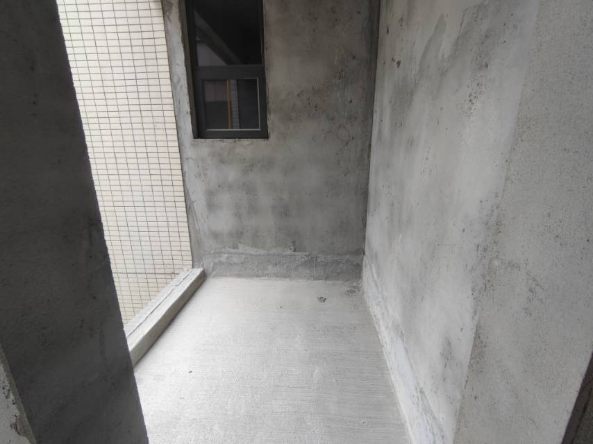 绵阳人工湖旁.顶跃带露台花园.清水5室.三连跃.有车位.视野开阔 绵阳二手房