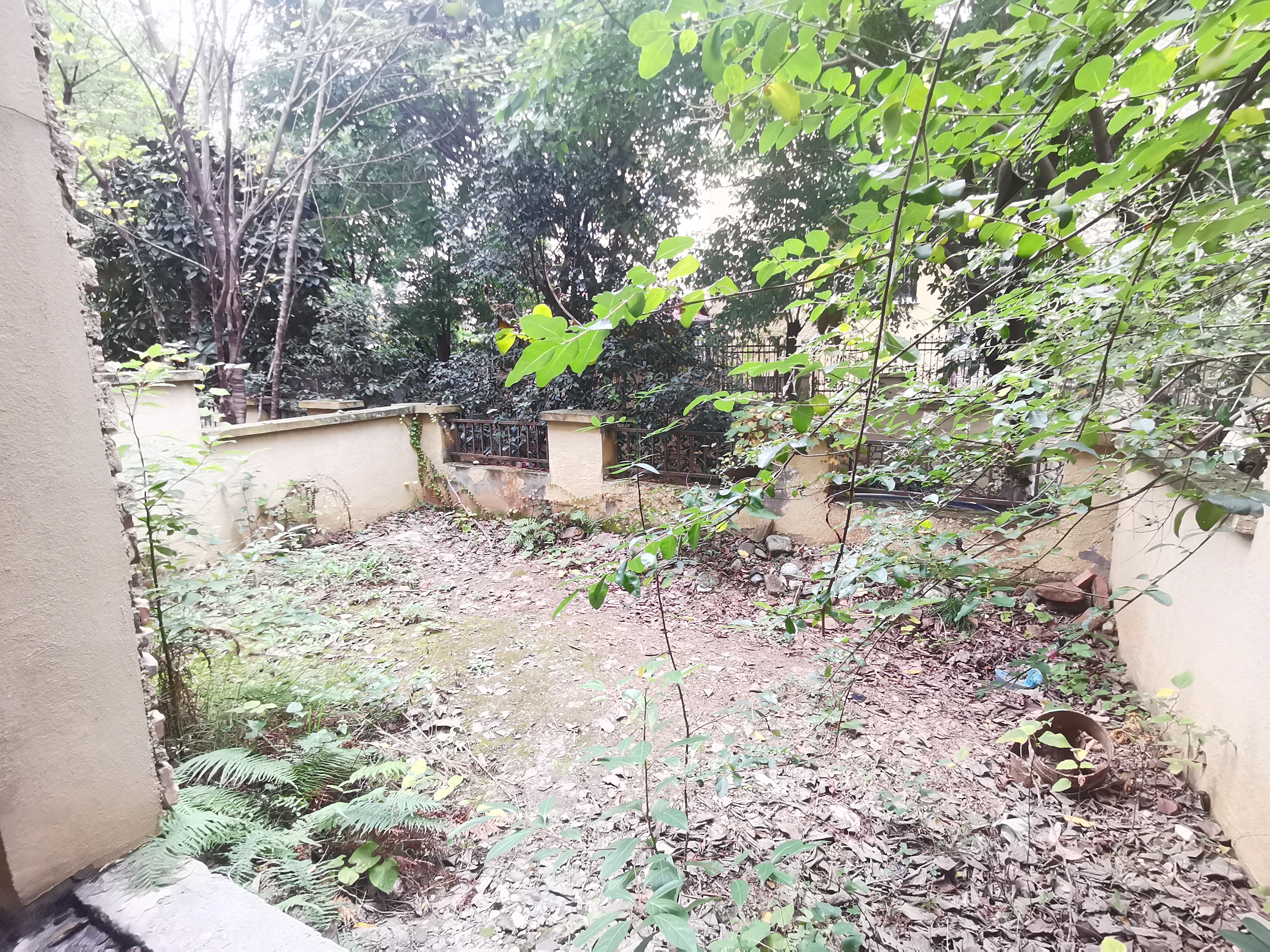 绵阳半山蓝湾三期.联排别野.共3层.带花园露台.+车库. 绵阳二手房