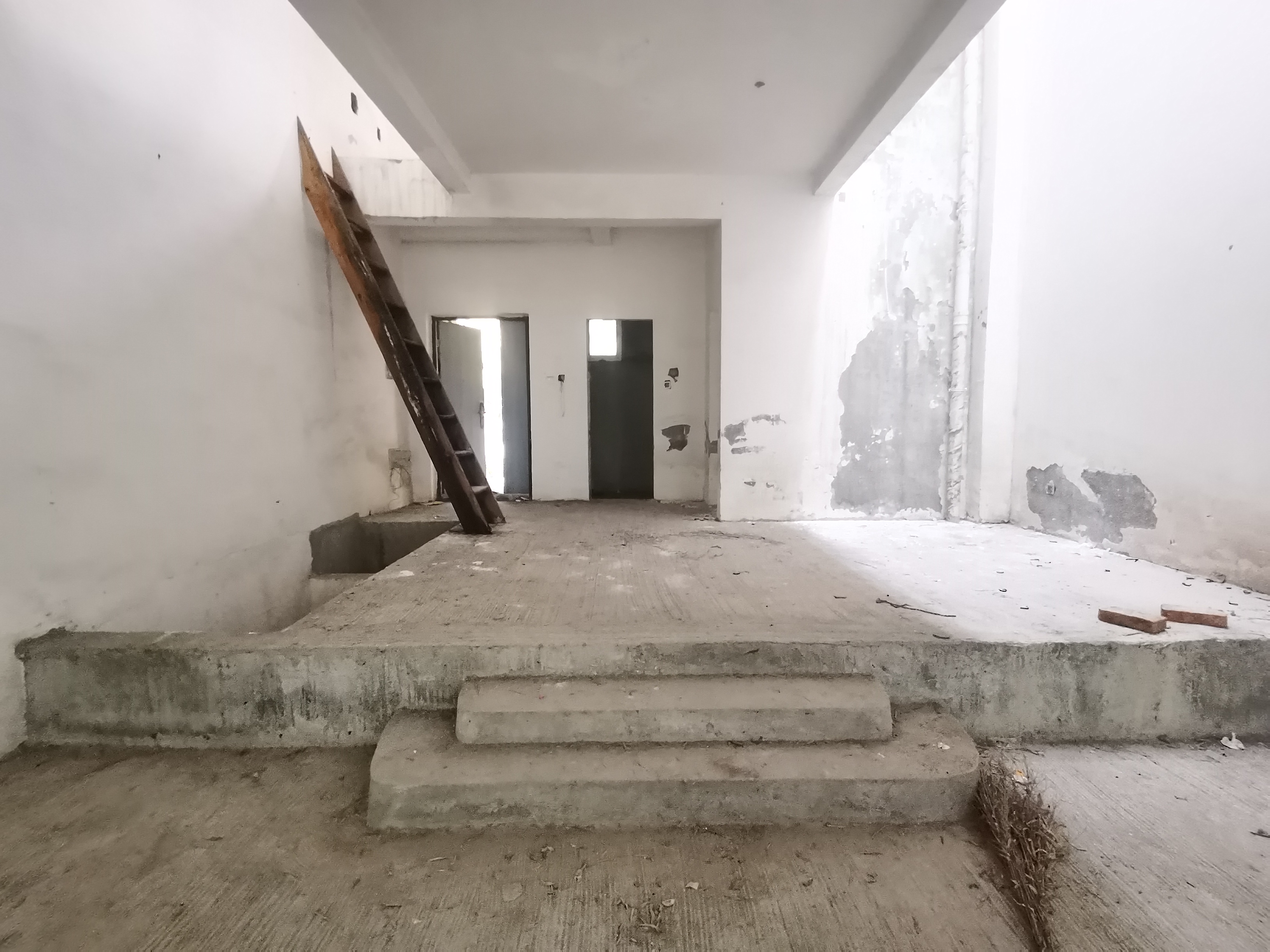 绵阳半山蓝湾三期.联排别野.共3层.带花园露台.+车库. 绵阳二手房