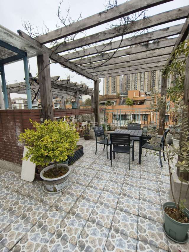 绵阳东辰对面.电梯洋房.顶跃带露台花园.精装套四.共三层.直接入住. 绵阳二手房