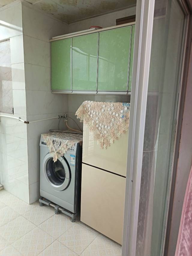 绵阳金三角大厦，1室1厅1卫，45㎡，精装，租金1750元/月 绵阳租房