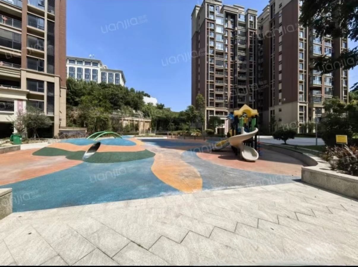 绵阳教育园区.住家精装三房.带家具家电 直接入住.有车位.干净整洁. 绵阳租房