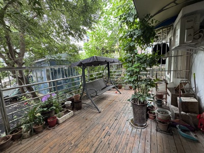 精装修两房带花园总价：4X.X万拎包入住看房方便